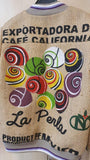 THE COLLEGE JACKET La Perla UNISEX - Exklusive unverwechselbare Bomber-Jacke aus recycelten Kaffeesäcken mit authentischen Print der Kaffeefarm Premium Qualität für umwelt- und stillbewusste Frauen und Herren Handmade
