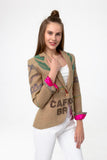 Eine junge Frau zeigt von vorne den Damen-Blazer aus upcycelten Kaffeesäcken von The Coffee Jacket, Modell Gorgeous Woman